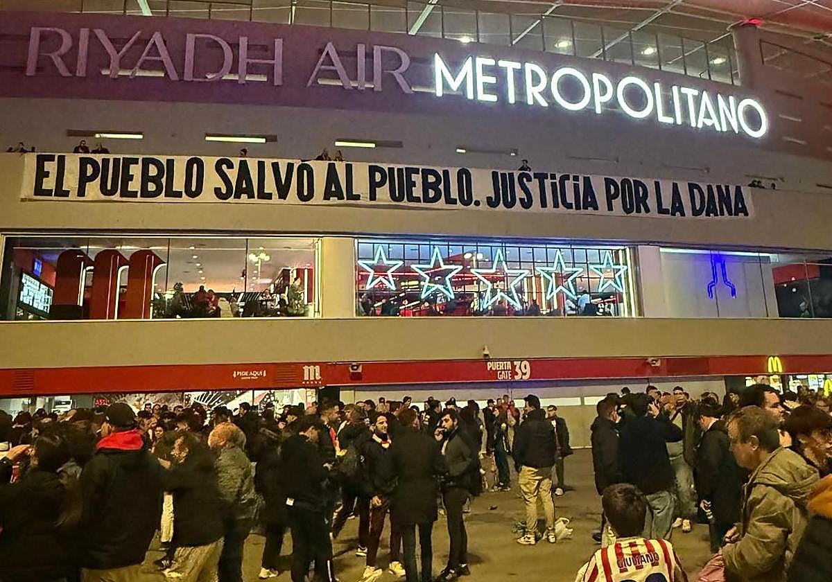 La pancarta mostrada en el exterior del Metropolitano.