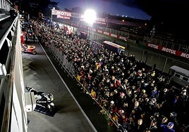 Los aficionados esperan a los pilotos junto a la línea de meta.