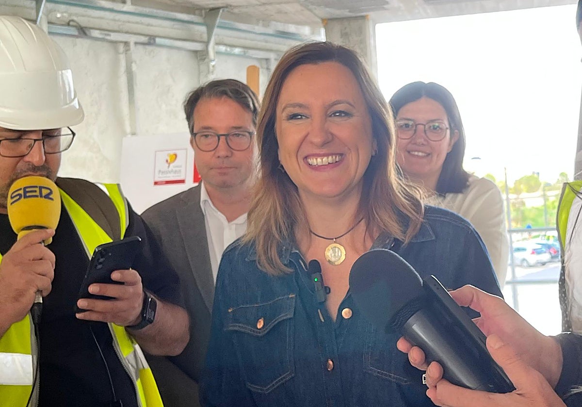 La alcaldesa de Valencia, María José Catalá, en su visita a un nuevo edificio de viviendas públicas en Turianova este miércoles.