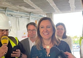 La alcaldesa de Valencia, María José Catalá, en su visita a un nuevo edificio de viviendas públicas en Turianova este miércoles.