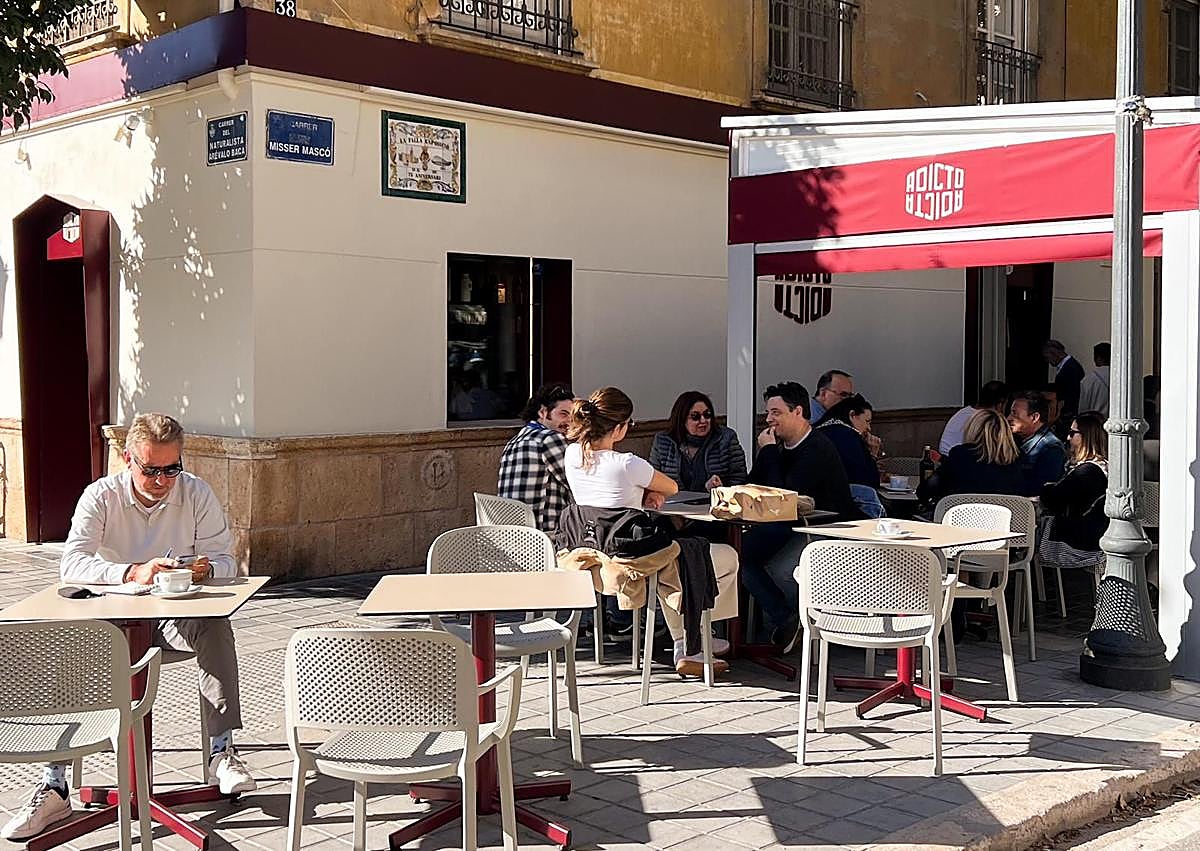 Imagen secundaria 1 - El nuevo templo para los amantes del café, las tortillas y tartas de queso que aterriza en Valencia