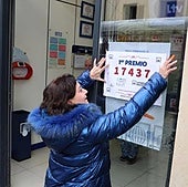 Premio de lotería en una administración. Imagen de archivo.