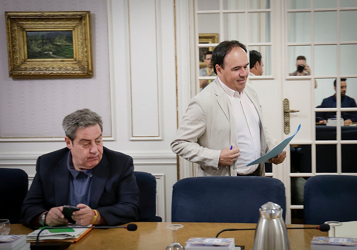 Llanos, sentado, y Pérez Llorca, de pie, en la Junta de Síndics de Les Corts.