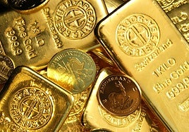 Lingotes y monedas de oro en una imagen de archivo.