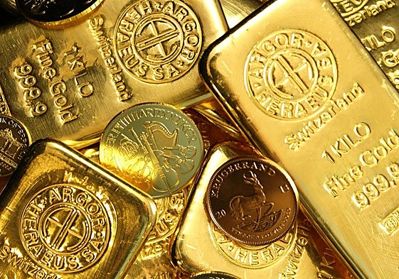Lingotes y monedas de oro en una imagen de archivo.