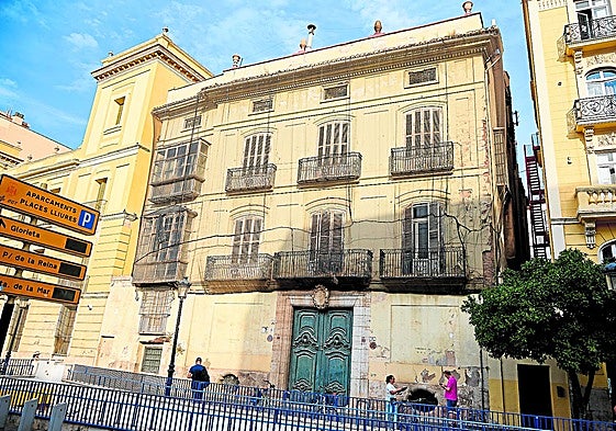 Fachada del Palacio del Marqués de Montortal en la plaza de Tetuán.