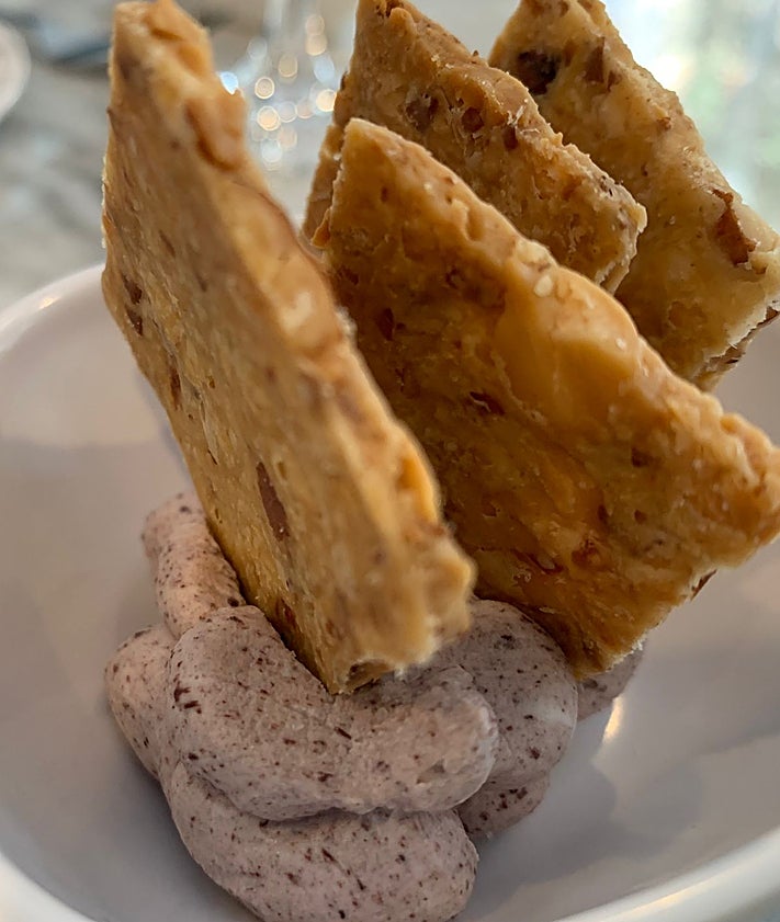 Imagen secundaria 2 - Arroz de salmonetes, los huevos de corral con setas y la olivada.