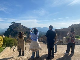 Productores observan el castillo de Xàtiva.