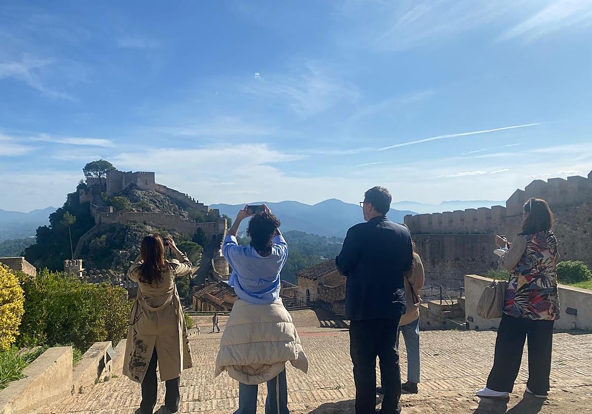 Productores observan el castillo de Xàtiva.