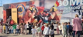 Los menores, en su visita al camión del Concorcio Provinical de Bomberos.