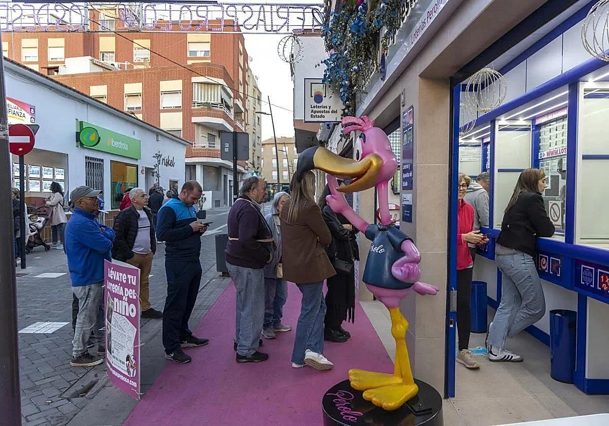 Colas en una administración de lotería. imagen de archivo.