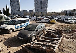 Coches arrastrados por la inundación en La Torre tras la dana.