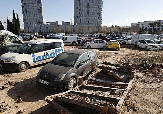 Coches arrastrados por la inundación en La Torre tras la dana.