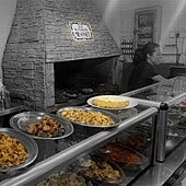 Vitrinas y brasas de uno de los bares más conocidos del polígono de Manises.