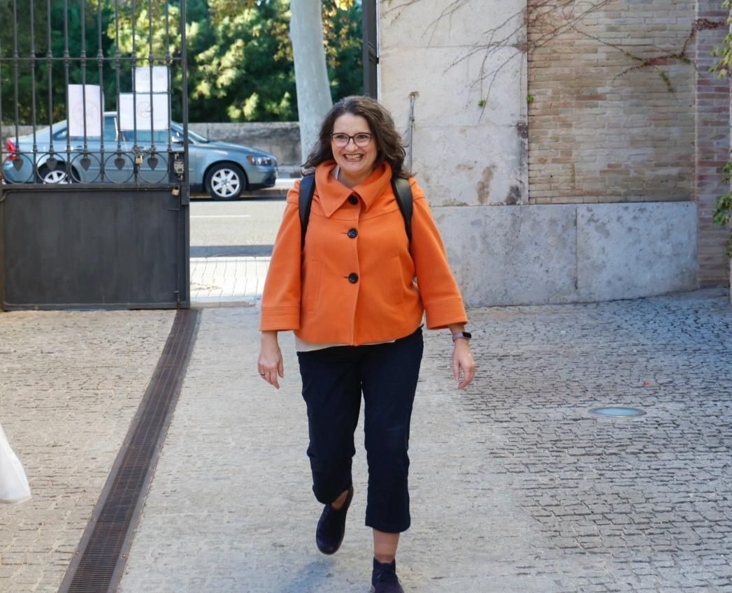Mónica Oltra reaparece en un acto en la Petxina de Valencia