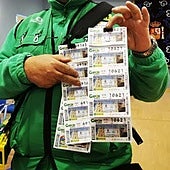 Un vendedor de la ONCE en una imagen de archivo.