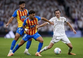 Hugo Duro lucha por la posesión del balón con Cárdenas.