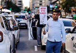 Un taxista en la manifestación de este martes.