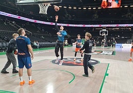 Los jugadores del Valencia Basket durante el calentamiento en Kaunas.