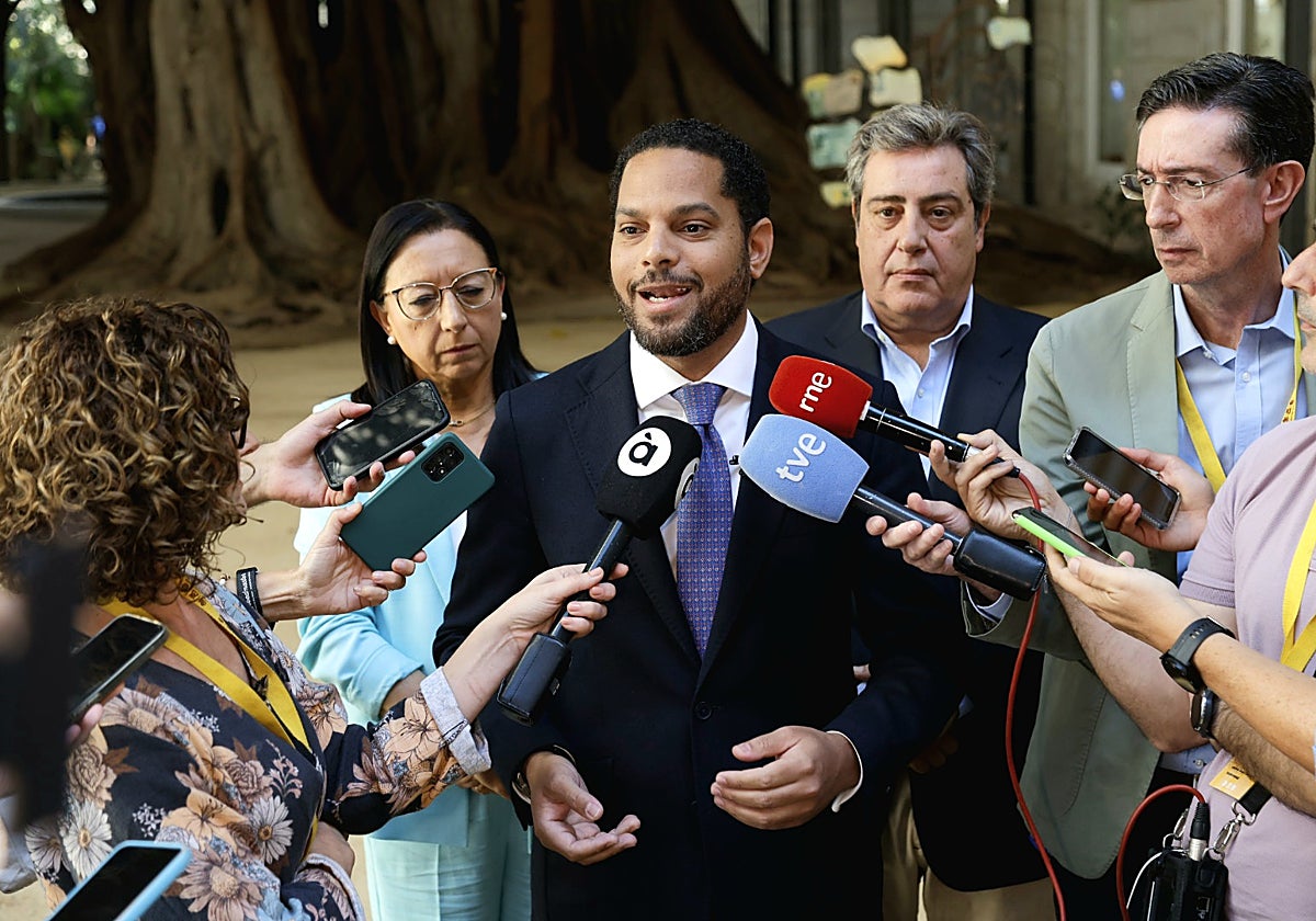 Garriga, flanqueado por los dirigentes de Vox en la Comunitat, durante una visita a Valencia.