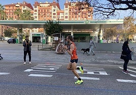 Un participante durante la edición del Maratón Valencia 2024.