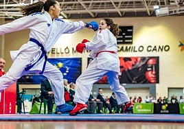 Combate de karate femenino en el pabellón municipal Camilo Cano