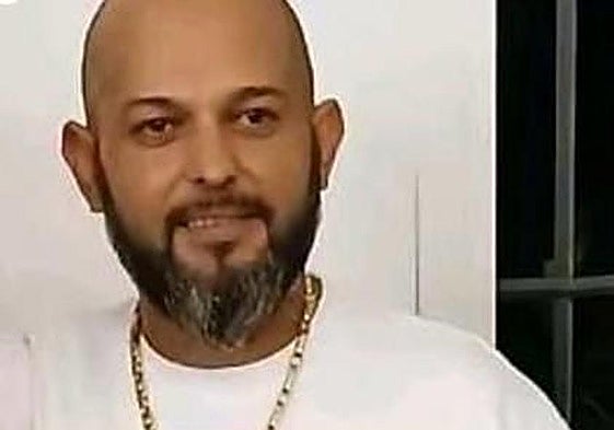 Varios policías junto al cadáver de la víctima, el 4 de septiembre, en la plaza Gerardo Garcés.