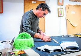 David Miguel Pardo trabajando sobre la mesa de corte.