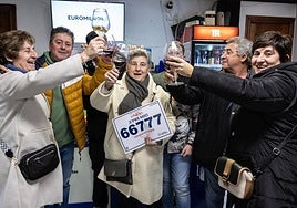 Varios ganadores celebran un premio de lotería. Imagen de archivo.