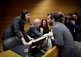 El síndic del PSPV habla con la presidenta de la comisión, la voxista Miriam Turiel.