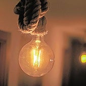 Una bombilla encendida.