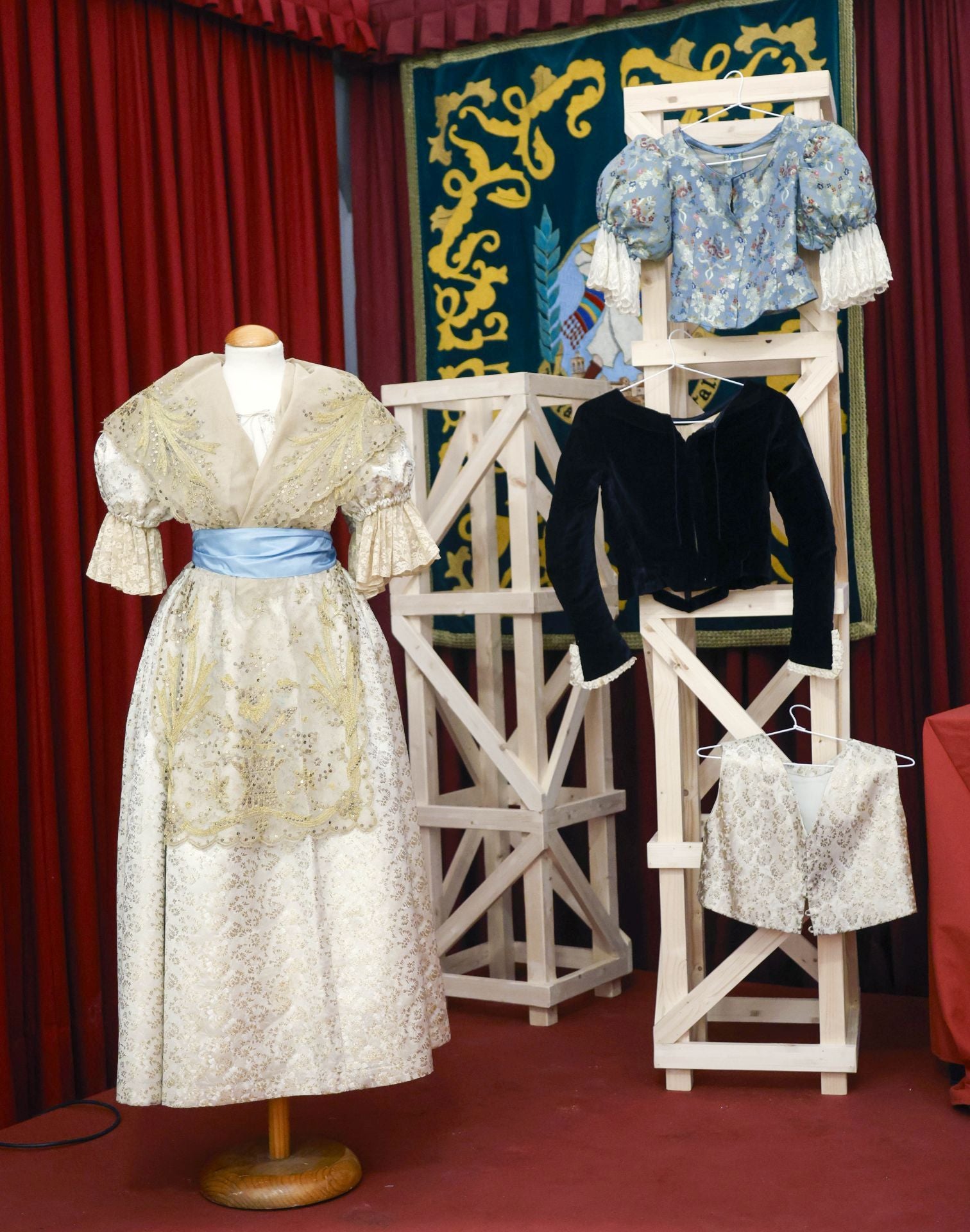 Junta Central Fallera amplía su ajuar de joyas y antigüedades