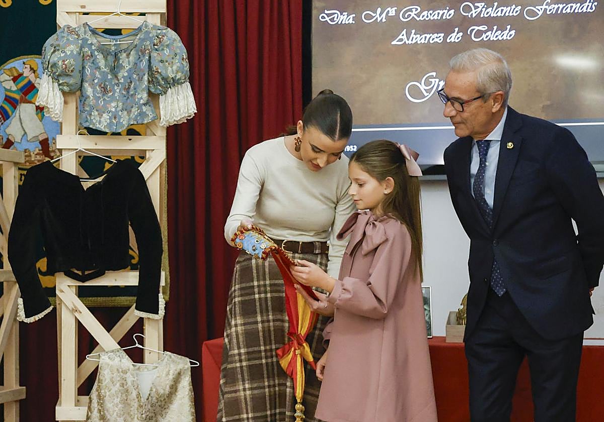 Junta Central Fallera amplía su ajuar de joyas y antigüedades