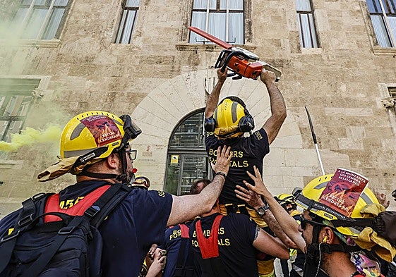 Protesta de bomberos forestales organizada en abril de 2024.