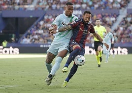 Morales disputando un balón con Natan