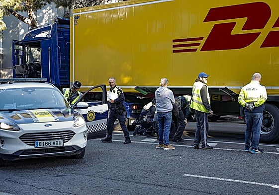 El camionero que atropelló y mató a una joven en Valencia queda en libertad pero no podrá conducir