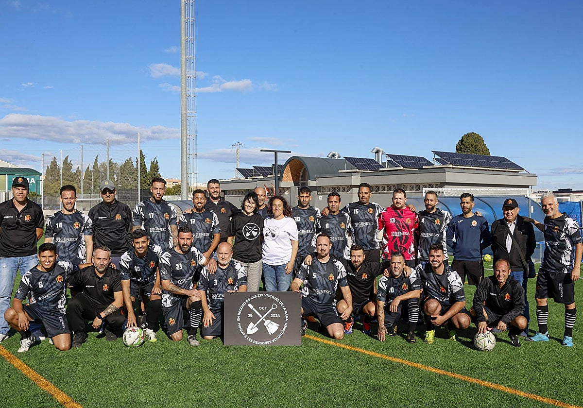 Miembros del UDB Alfafar Veteranos junto a Toñi García y Mariló Gradolí.