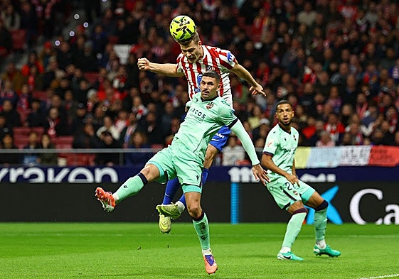 Dela disputando una pelota con Sorloth