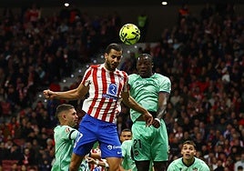 David Hancko remata ante Etta Eyon.