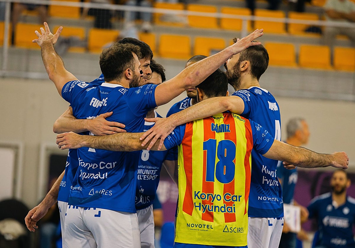 Imagen de los jugadores abrazándose.