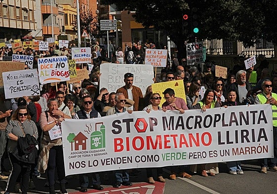 Participantes en la manifestación contra la macroplanta de biometano organizada ayer en Llíria.