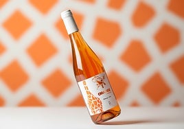 Una jirafa naranja define la estética de la botella.