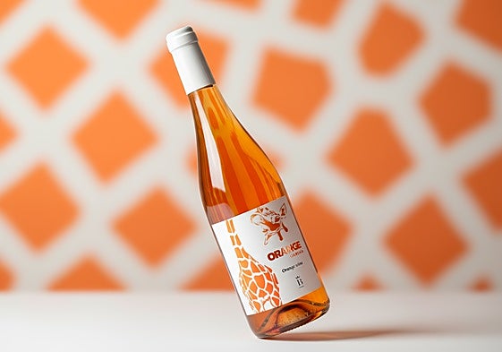 Una jirafa naranja define la estética de la botella.