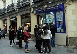 Colas en una administración de lotería para los sorteos de Navidad, en una imagen de archivo.