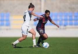 Raiderlin Carrasco, jugadora del Levante femenino, realizando una conducción de balón