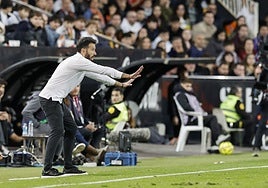 Corberán da indicaciones a sus futbolistas desde la banda de Mestalla contra el Betis.