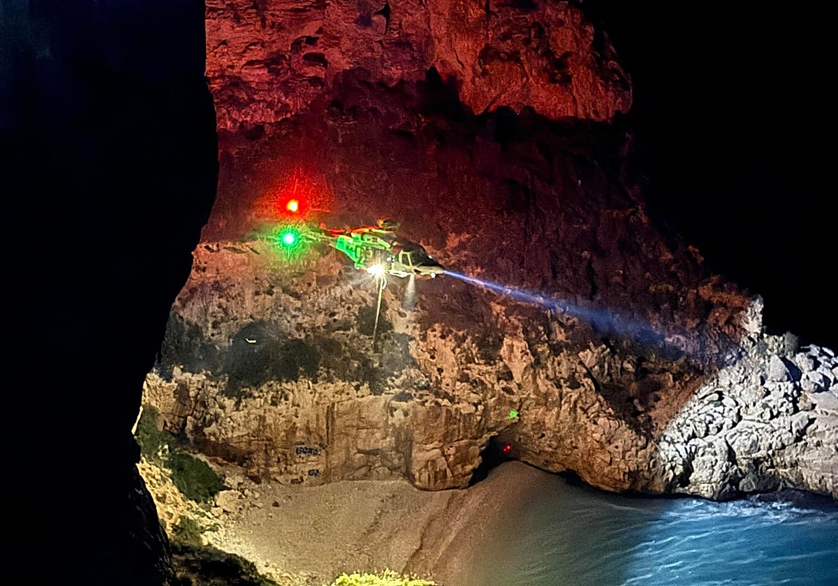 Helicóptero de Salvamento Marítimo realizando las labores de rescate.