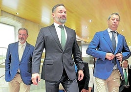Santiago Abascal, con los dirigentes de Vox en la Comunitat Valenciana Carlos Flores y Vicente Barrera, en una imagen de archivo.