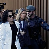 La periodista Maribel Vilaplana a la entrada de los Juzgado de Catarroja para su declaración judicial.