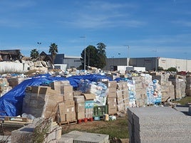 Productos donados a la intemperie.